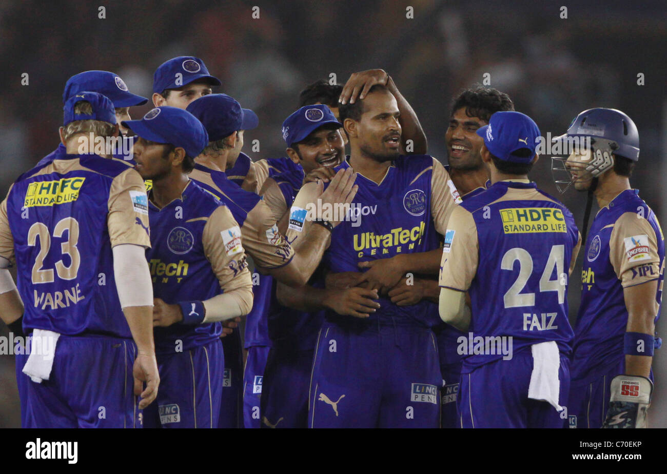 Yusuf Pathan célèbre avec ses coéquipiers l'Indian Premier League (3 match de cricket Twenty20 entre Rajasthan Royals et Banque D'Images