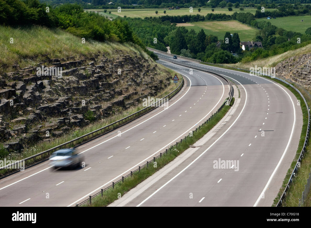 Seule voiture se déplaçant rapidement sur l'A417 à deux voies près de Cirenceter Banque D'Images