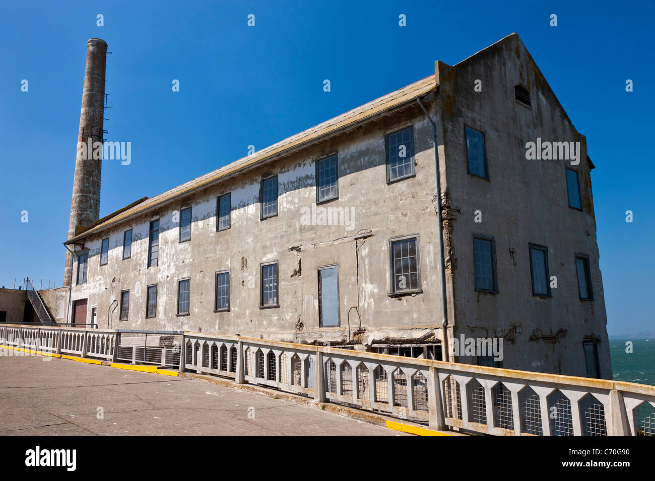 Entrepôt/entrepôt avec Power House derrière, Alcatraz Prison, l'île d'Alcatraz, San Francisco Bay, California, USA. JMH5225 Banque D'Images