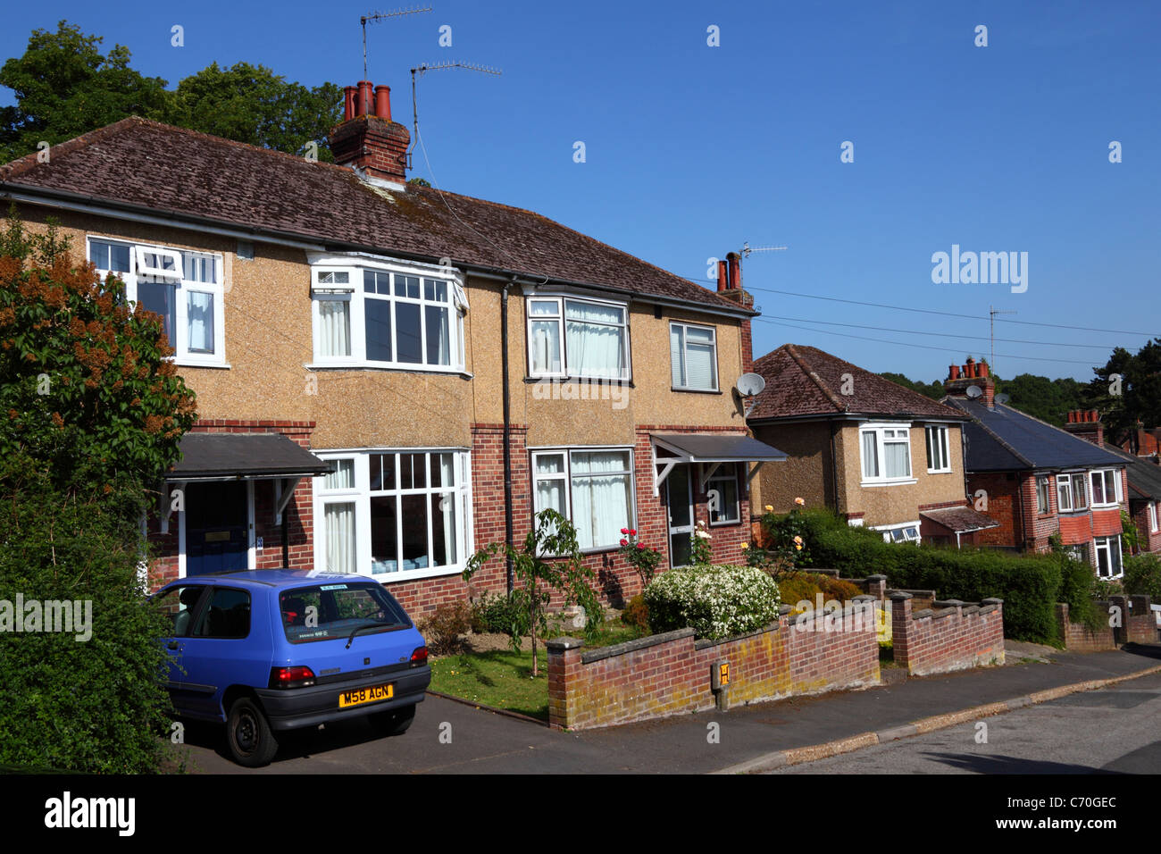 Période 1930 pebbledashed maisons avec étage supérieur, Southborough , Tunbridge Wells , Kent , Angleterre Banque D'Images Période 1930 pebbledashed maisons avec étage supérieur, Southborough , Tunbridge Wells , Kent , Angleterre Banque D'Images