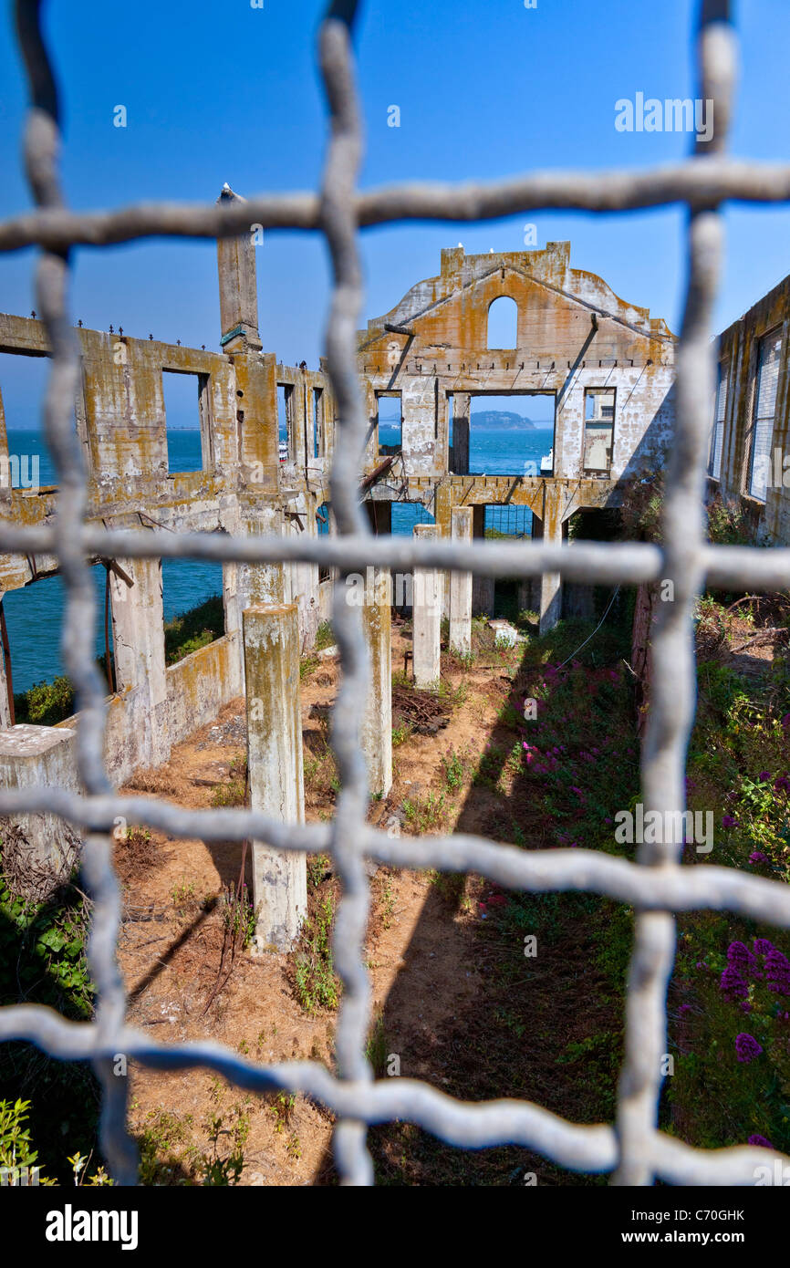 Intérieur de l'épave maintenant, Club des Officiers de la prison d'Alcatraz, l'île d'Alcatraz, San Francisco Bay, California, USA. JMH5227 Banque D'Images