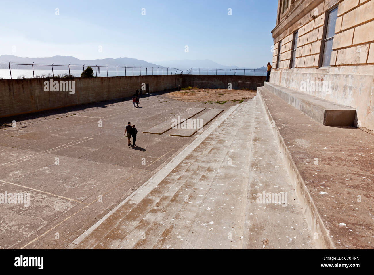 Homme de cour de récréation et Cellhouse principal, Alcatraz Prison, l'île d'Alcatraz, San Francisco Bay, California, USA. JMH5234 Banque D'Images
