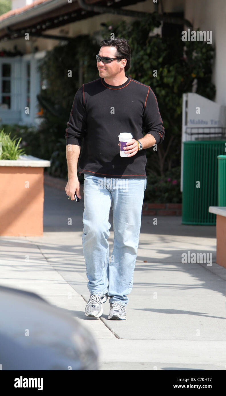 Dean Cain portant des lunettes de soleil, les jeans et les baskets, achète  un verre de grain de café à Malibu à Los Angeles, Californie - 25.03.10 «  Photo Stock - Alamy