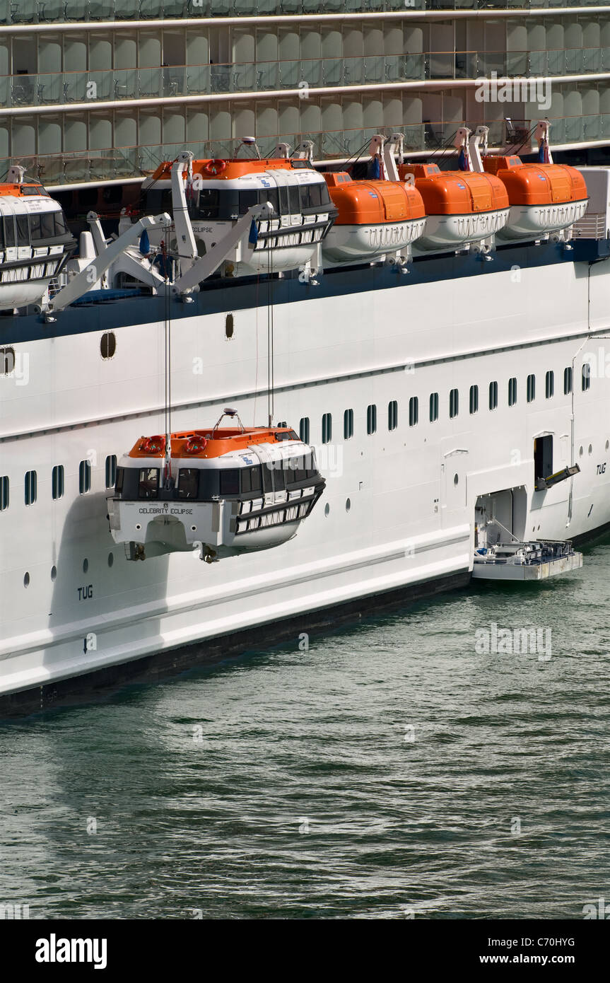 Celebrity X Cruises, Celebrity Eclipse (La Valette) publie les canots de bateau de croisière pour une répétition d'homme à la mer Banque D'Images