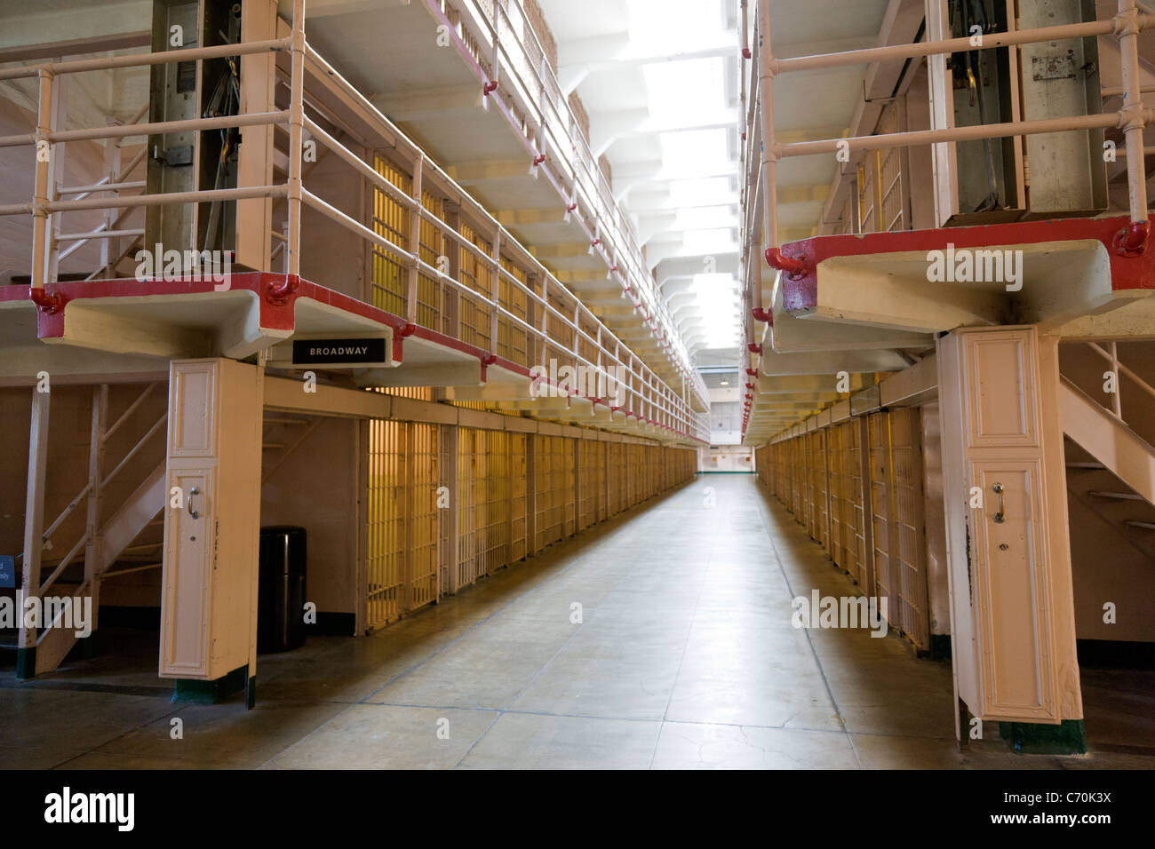 Les cellules de prison dans 'Broadway' dans main cellhouse à la prison d'Alcatraz, l'île d'Alcatraz, San Francisco Bay, California, USA. JMH5242 Banque D'Images