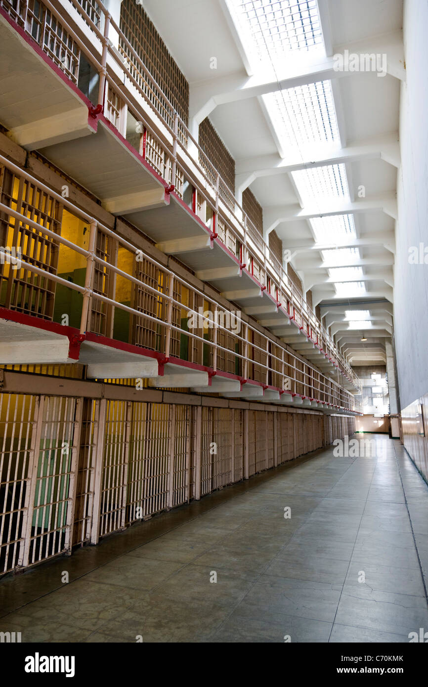 Les cellules de prison dans 'C-D' la rue main cellhouse à la prison d'Alcatraz, l'île d'Alcatraz, San Francisco Bay, California, USA. JMH5245 Banque D'Images