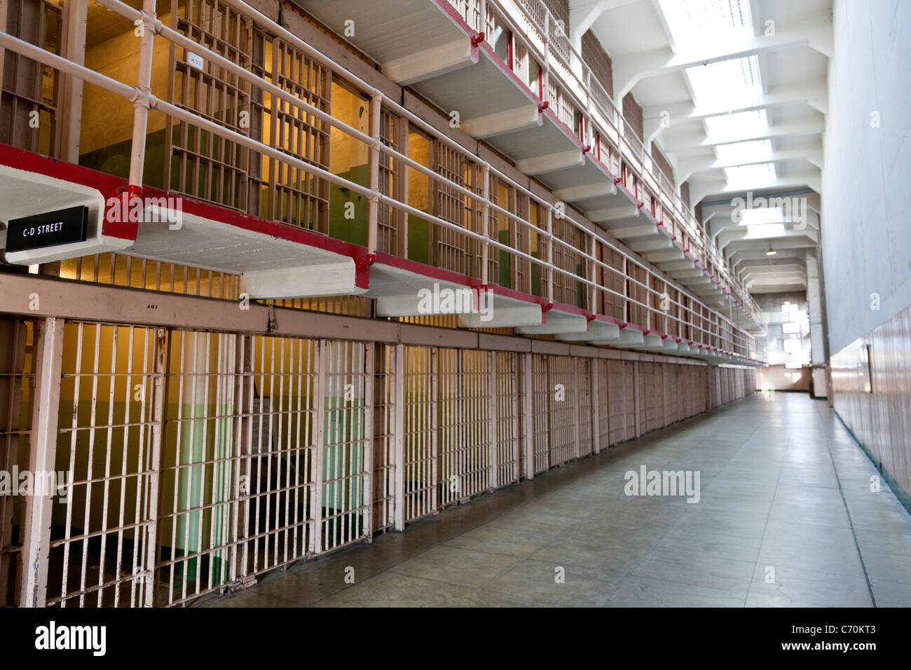 Les cellules de prison dans 'C-D' la rue main cellhouse à la prison d'Alcatraz, l'île d'Alcatraz, San Francisco Bay, California, USA. JMH5246 Banque D'Images