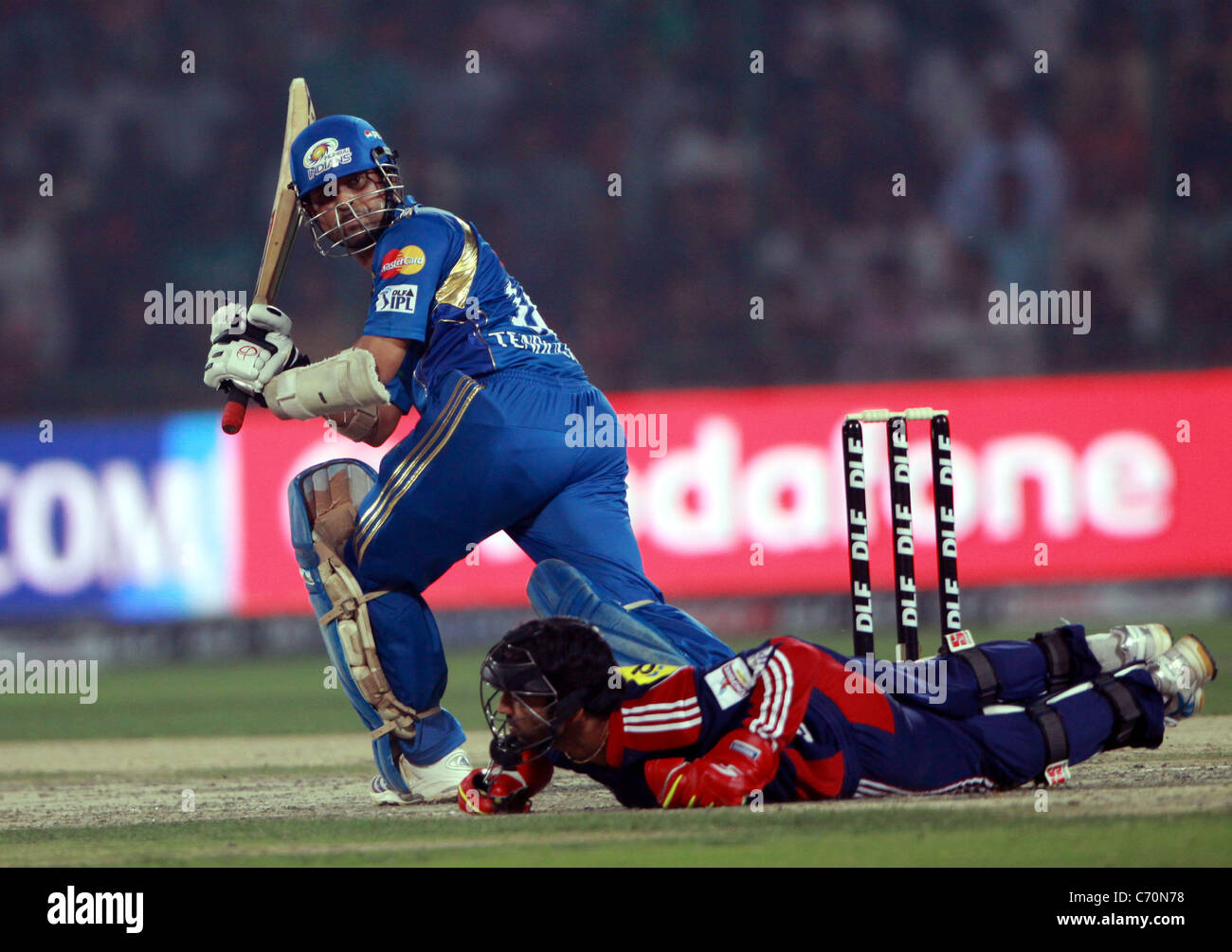 Mumbai joueur indien Sachin Tendulkar joue un coup pendant le match entre Delhi Daredevils et Mumbai indiens de l'Indian Banque D'Images