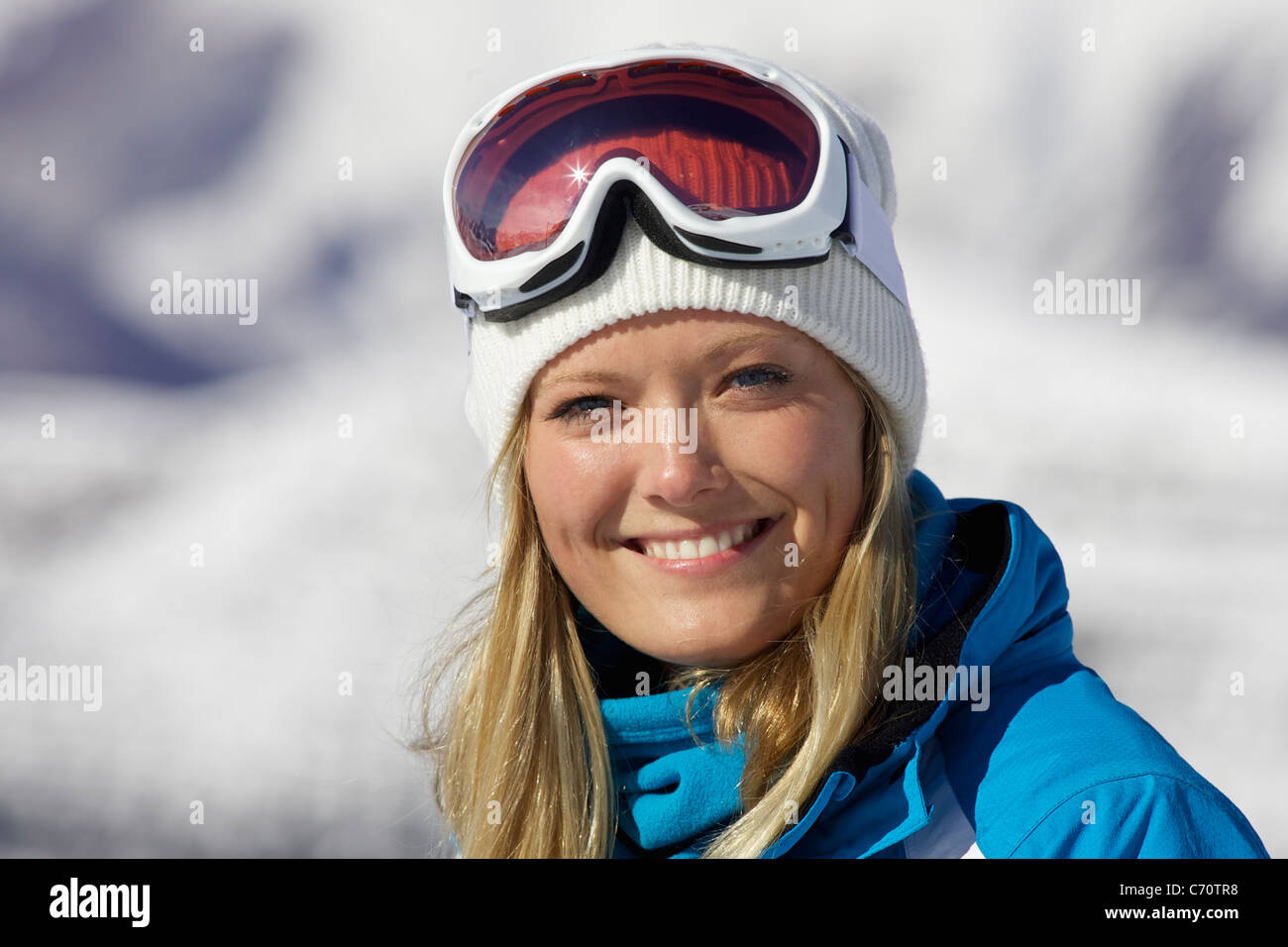 Femme portant des lunettes de ski Banque D'Images