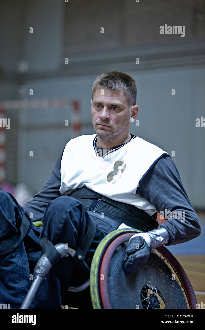 Man in wheelchair sports en salle de jeu Banque D'Images