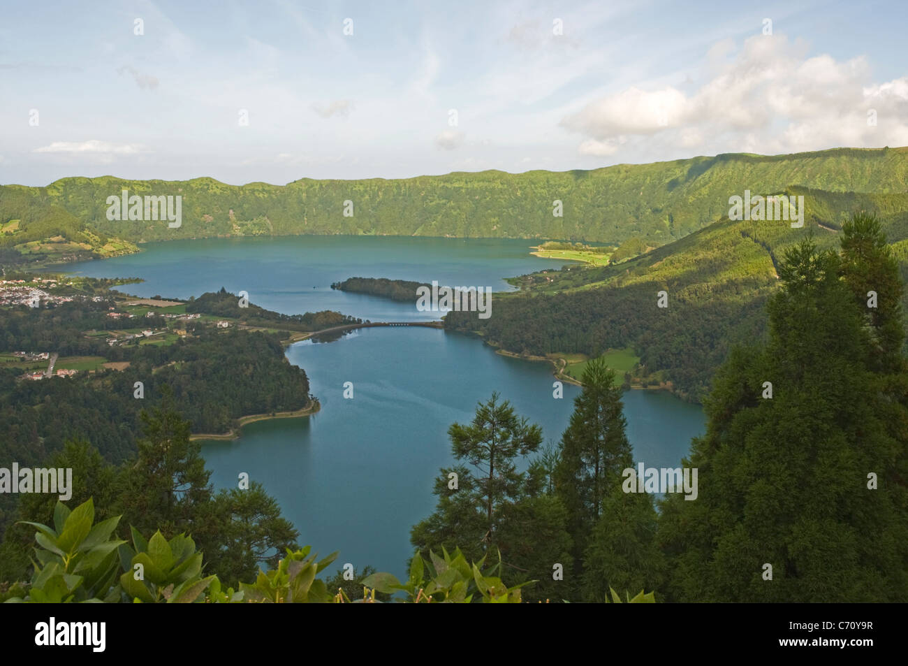 EUROPE PORTUGAL AÇORES São Miguel sur scène la ville de Sete Cidades montrant les deux lacs de cratère Banque D'Images