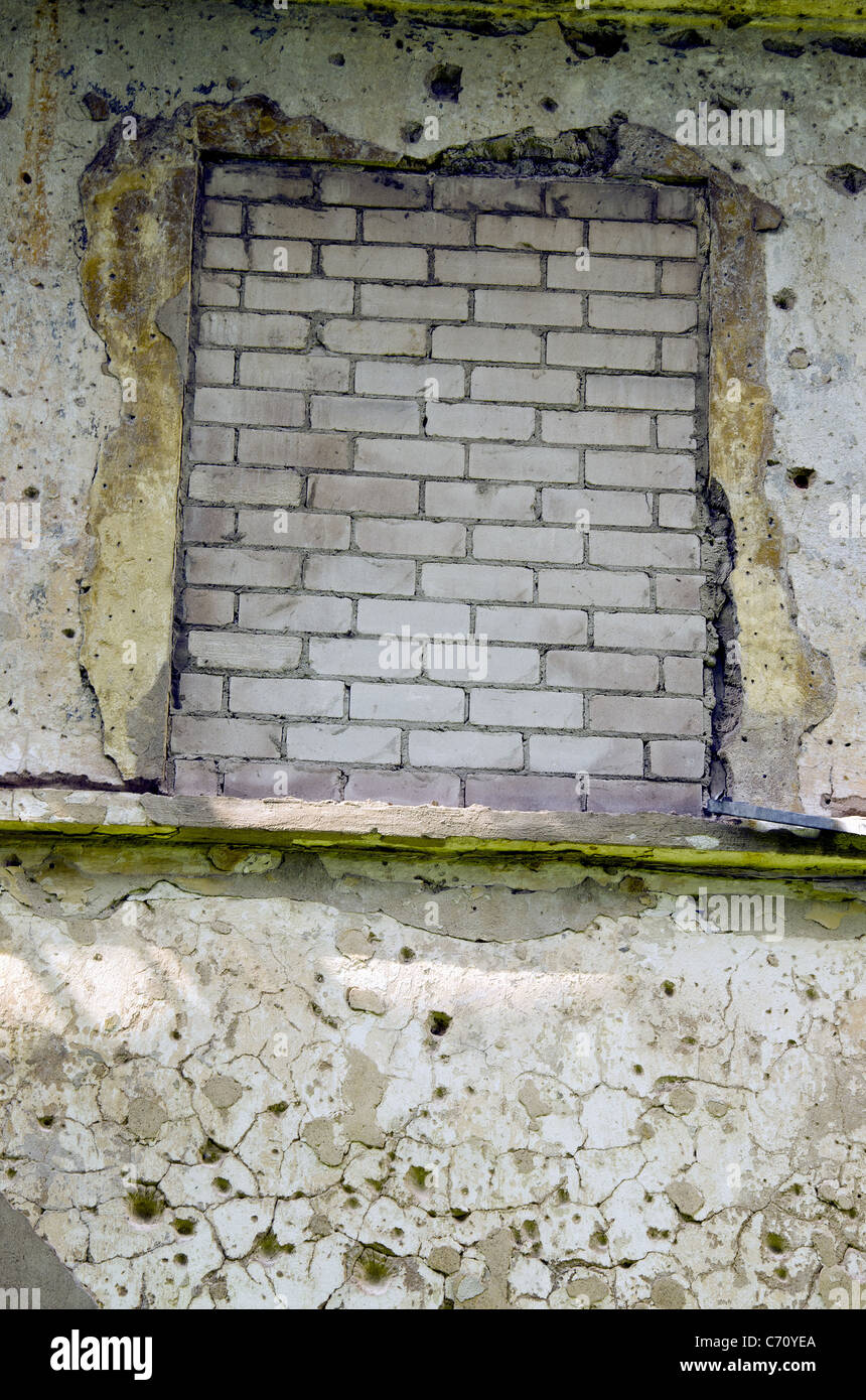 Mure avec fenêtre briques blanches. Image architecture négligées. Banque D'Images