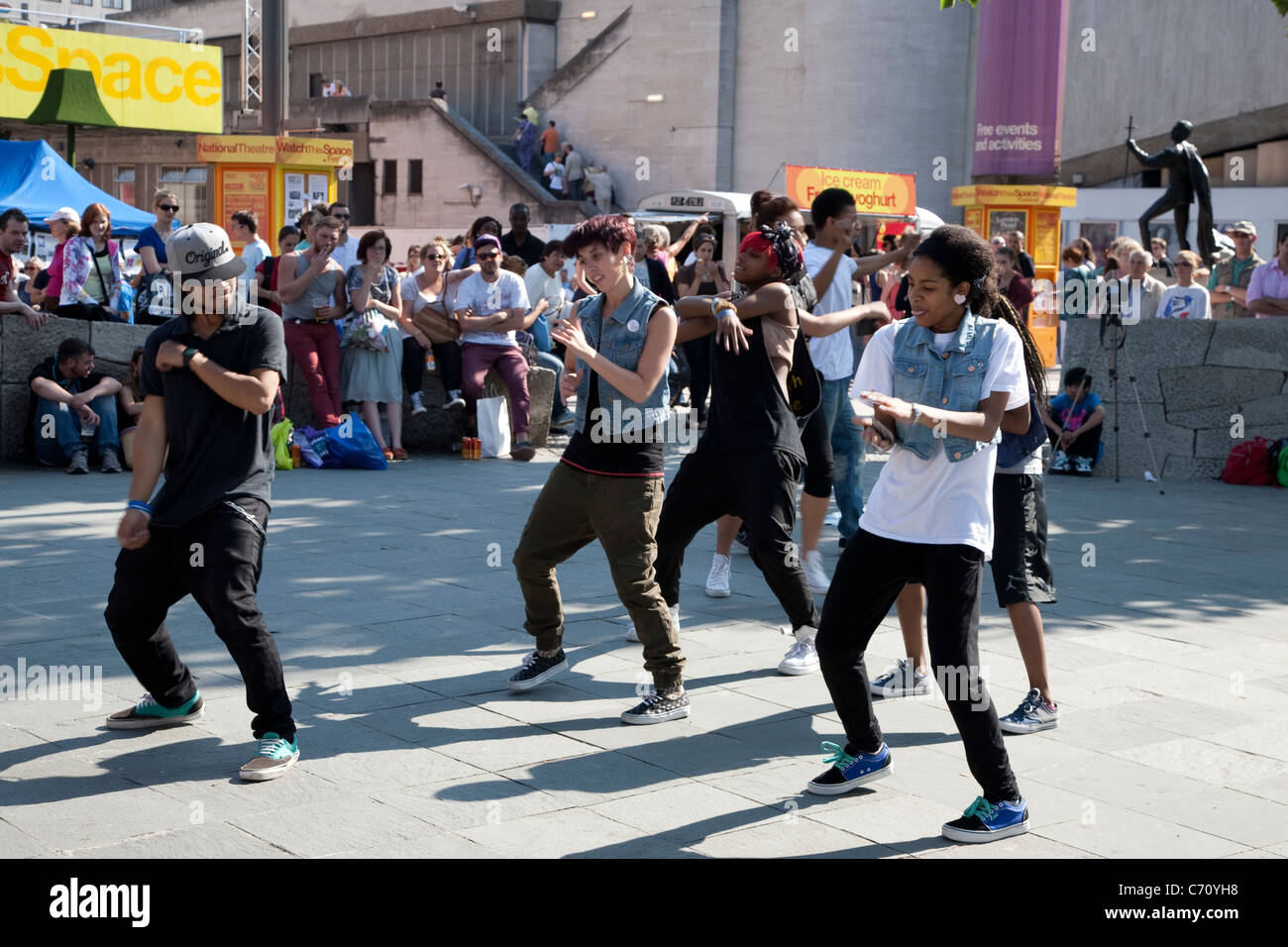 Street Dance à l'extérieur du Théâtre National, South Bank, Londres, Angleterre, Royaume-Uni Banque D'Images