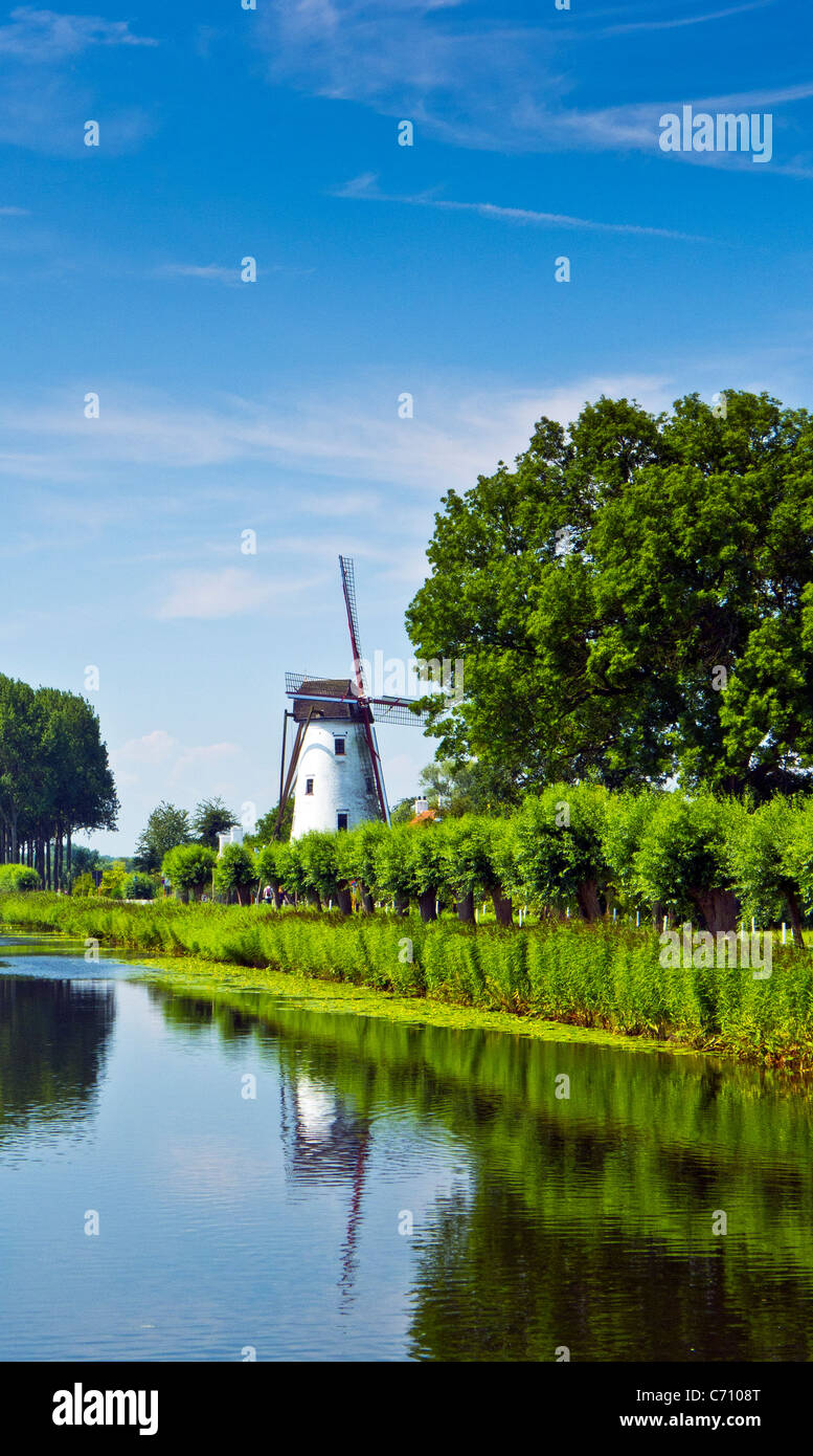 Le moulin Schellemolen à côté du canal Damse vaart, Damme, Belgique Banque D'Images