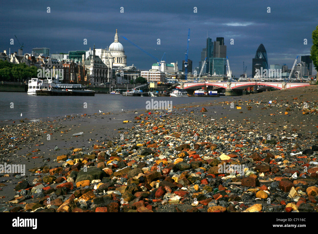 Vue sur la Tamise à la rive sud en direction de la Cathédrale St Paul et la City de Londres, UK Banque D'Images