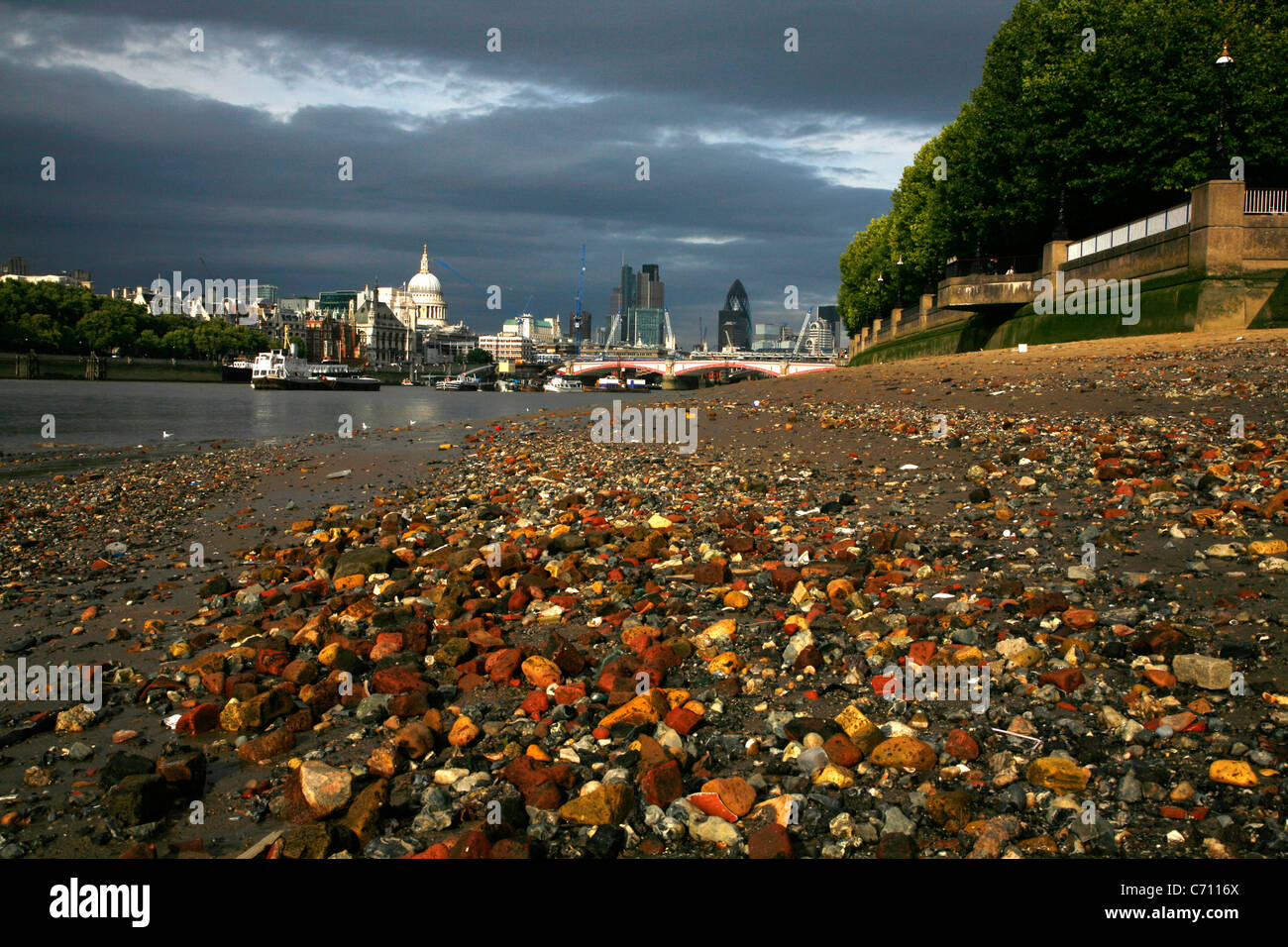 Vue sur la Tamise à la rive sud en direction de la Cathédrale St Paul et la City de Londres, UK Banque D'Images