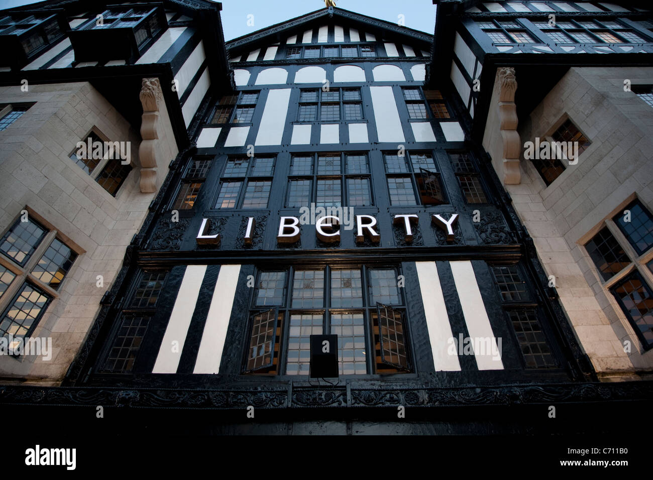 Liberty Store de Regent Street illuminée la nuit à Londres, Angleterre, Royaume-Uni Banque D'Images