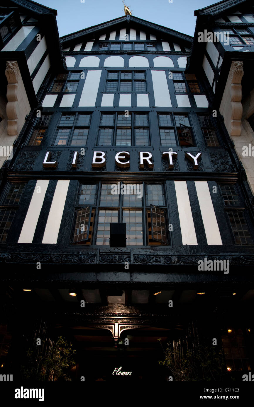 Magasin Liberty, Regent Street illuminée la nuit, Londres Banque D'Images