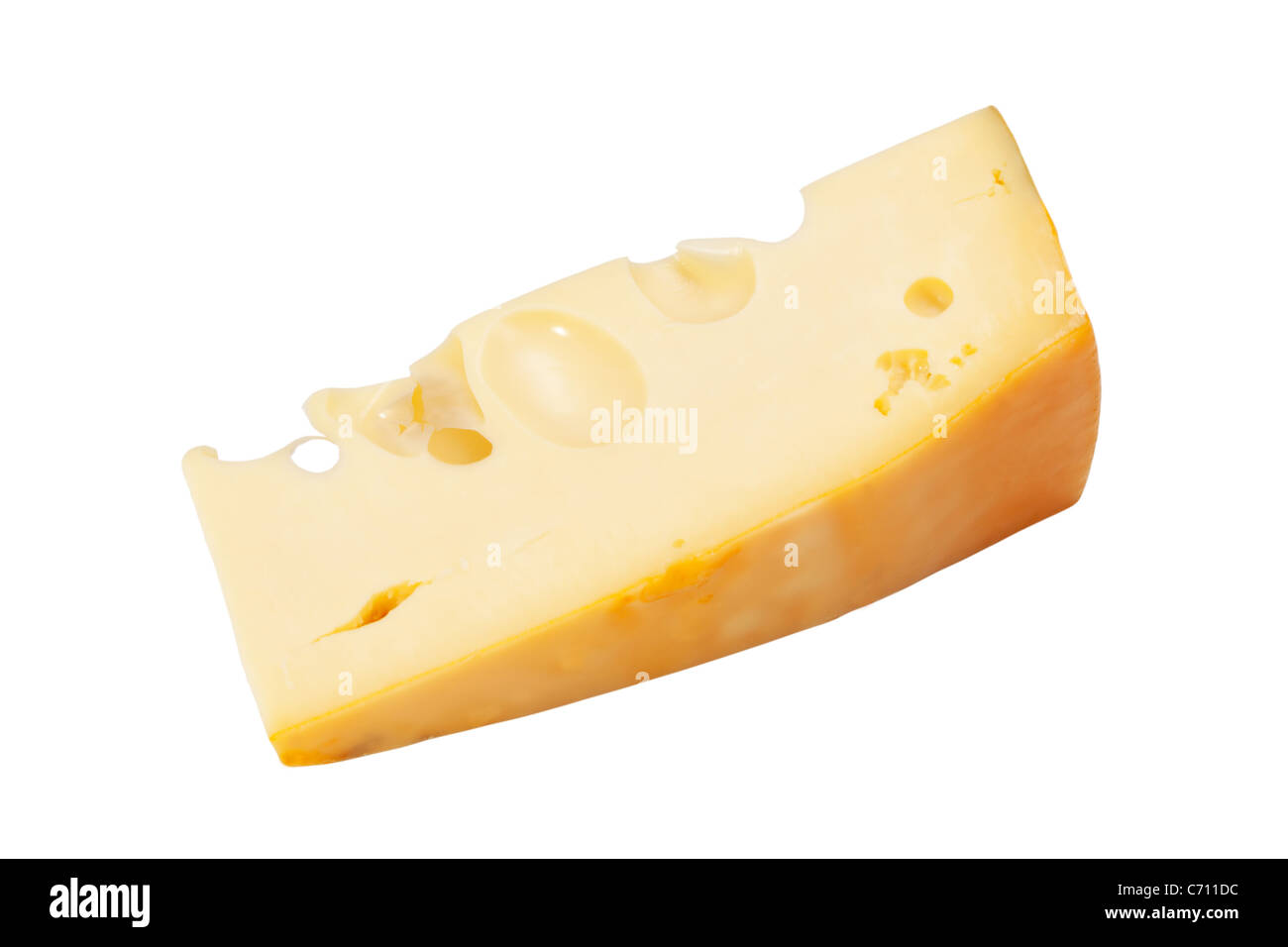 Morceau de fromage Radamer isolé sur fond blanc Banque D'Images