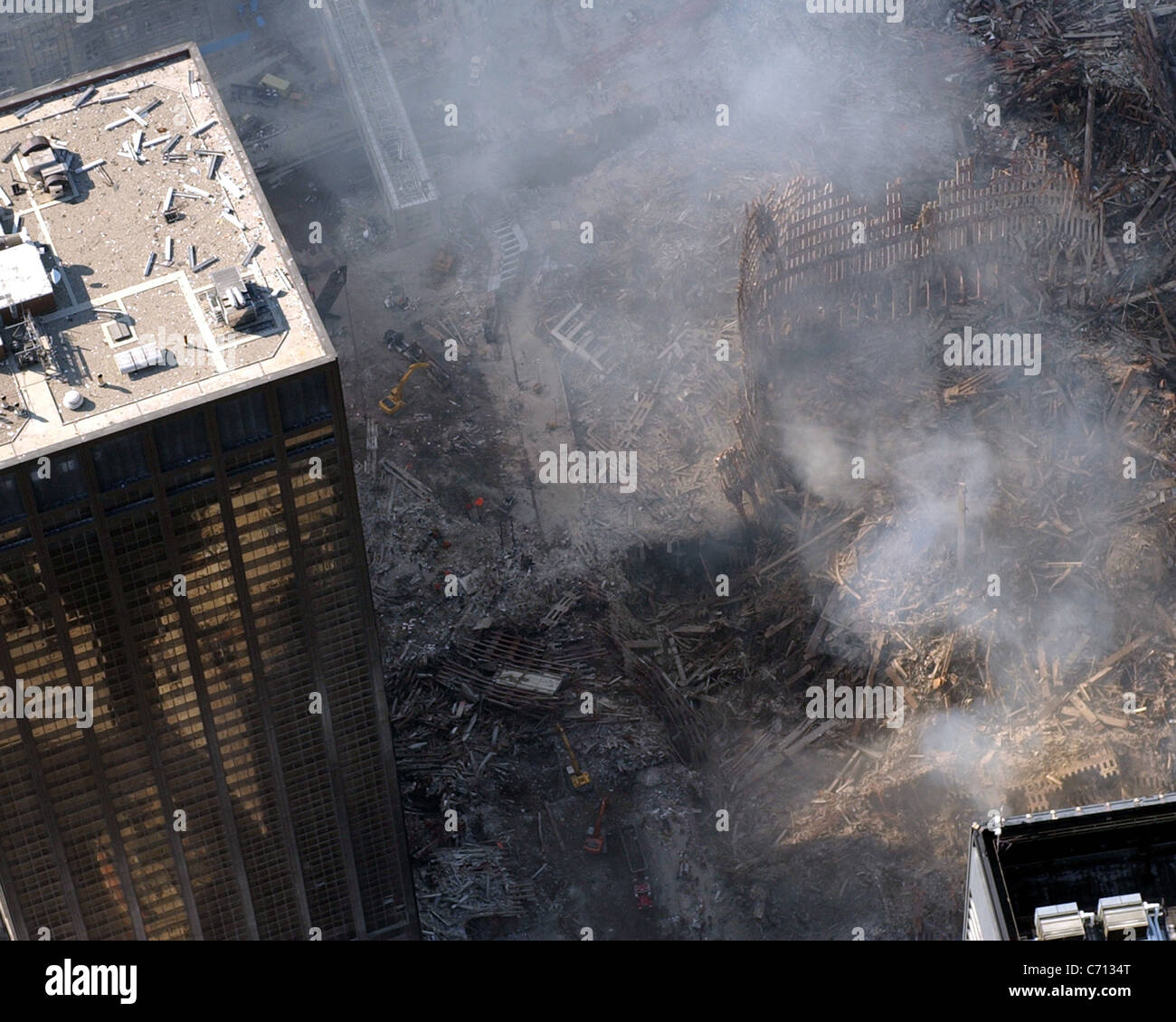 Un angle de vue de la région connue sous le nom de "Ground Zero" montrant les décombres et les débris de l'effondrement du World Trade Center à New York City, New York (NY), après les attentats terroristes d'attaques. Banque D'Images