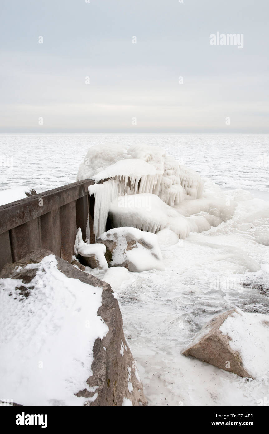 Brise-lames recouvertes de glace sur les rives du lac Érié Banque D'Images