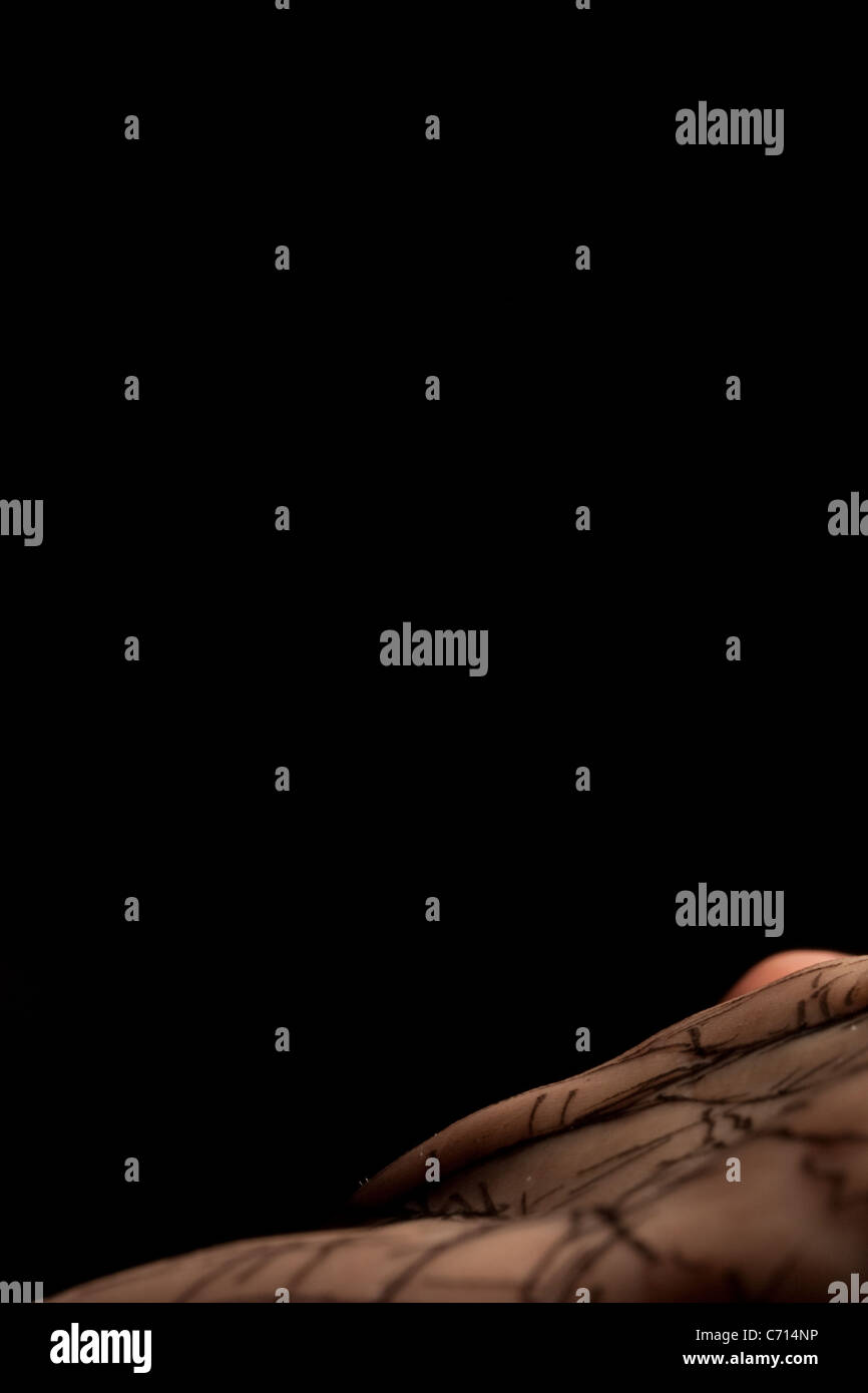 Un homme avec des lignes palm ressemblant à une carte dessinée sur la peau. Banque D'Images