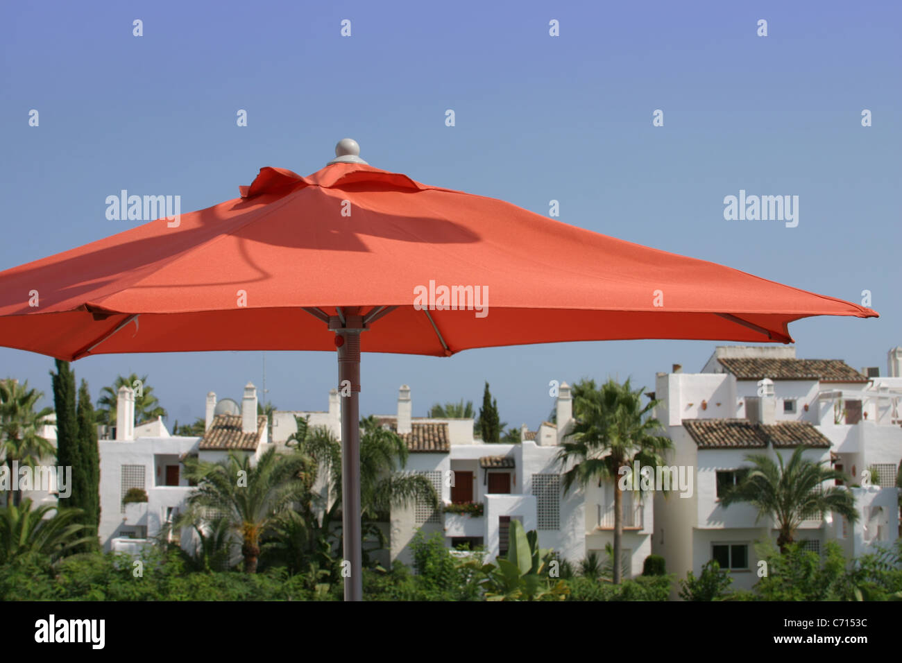 Parasol Orange et appartements, Costalita, Andelucia, Espagne Banque D'Images