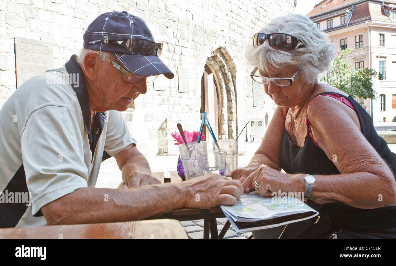 Les touristes couple homme femme vieux ancien  + de 60 ans 70 60 70 pension de retraite Les retraités voyager holiday vacation loo Banque D'Images