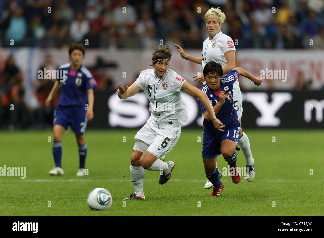 Amy LePeilbet des États-Unis (6) batailles avec Shinobu Ohno du Japon (11) au cours de la 2011 FIFA Women's World Cup final. Banque D'Images