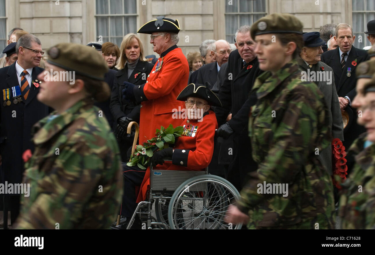 A Chelsea pensionné paye ses respects pendant le jour du Souvenir en tant que soldats à pied passé, London UK Banque D'Images