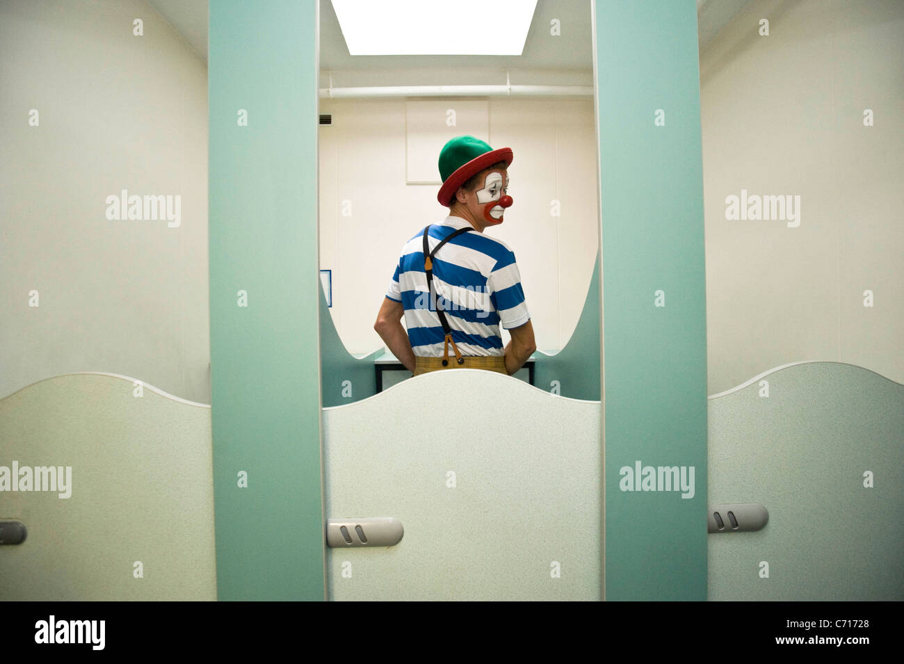 En plaisantant à l'aide d'un clown au toilettes enfants Clowns assister à un service religieux à la mémoire du clown Joseph Grimaldi Banque D'Images