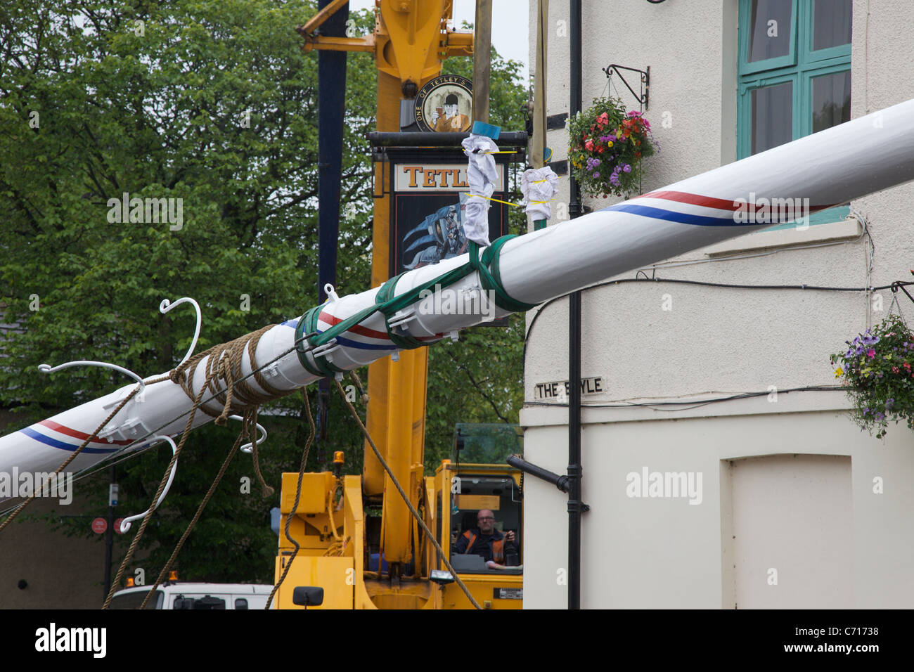 Le nouveau décor poteau "Maypole" mis en place au centre d'Elmet à Barwick Banque D'Images