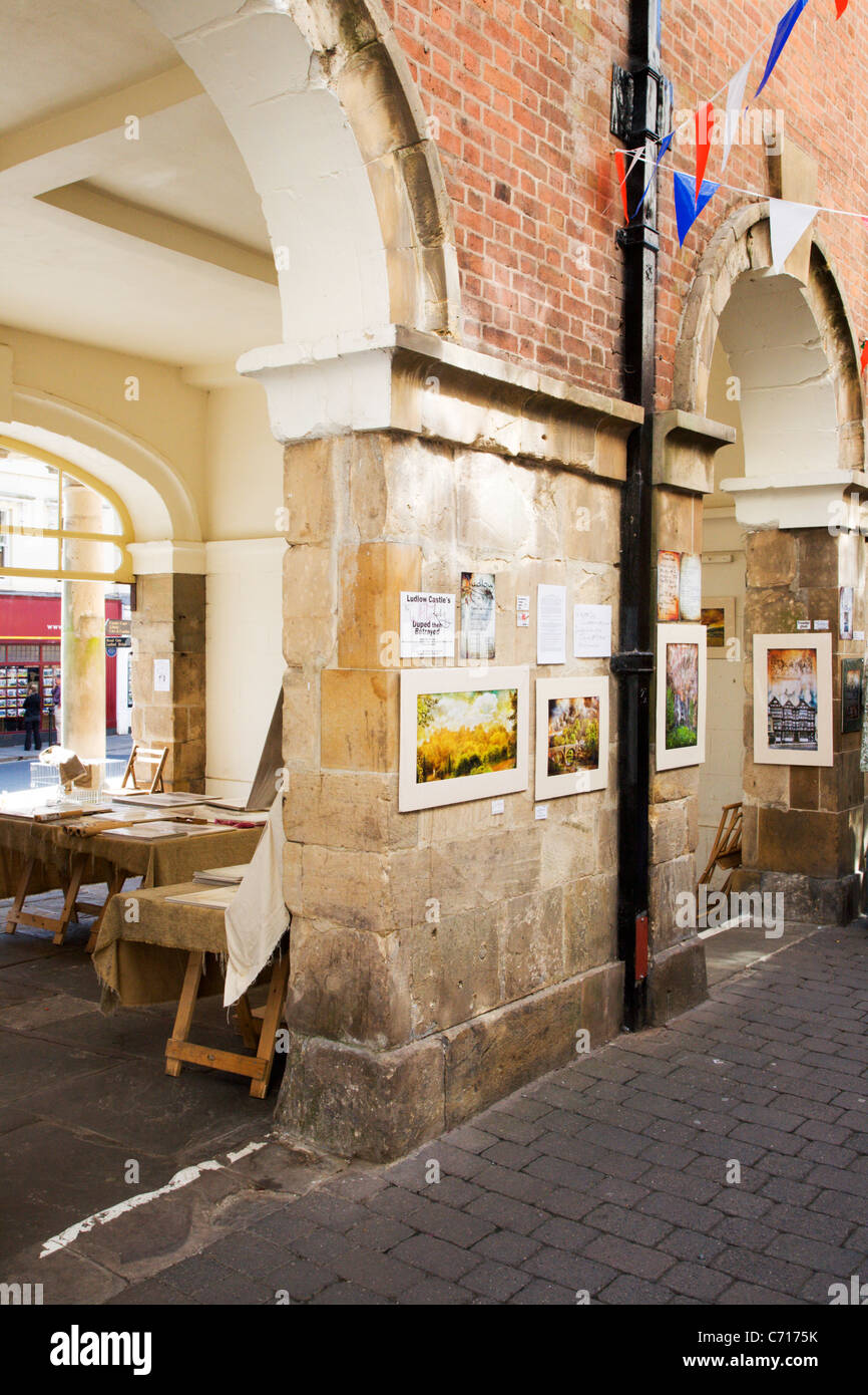Affichage de l'art à l'Buttercross Ludlow Shropshire en Angleterre Banque D'Images