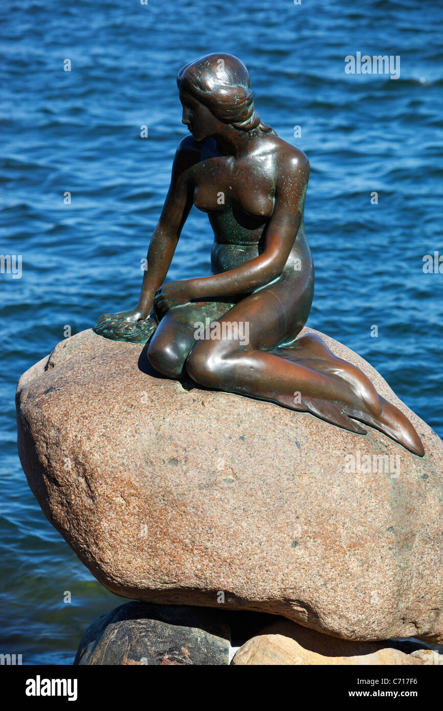 Petite Sirène (Den lille havfrue) statue sur la base de l'héroïne de Hans Christian Andersen's fairy tale Banque D'Images Petite Sirène (Den lille havfrue) statue sur la base de l'héroïne de Hans Christian Andersen's fairy tale Banque D'Images