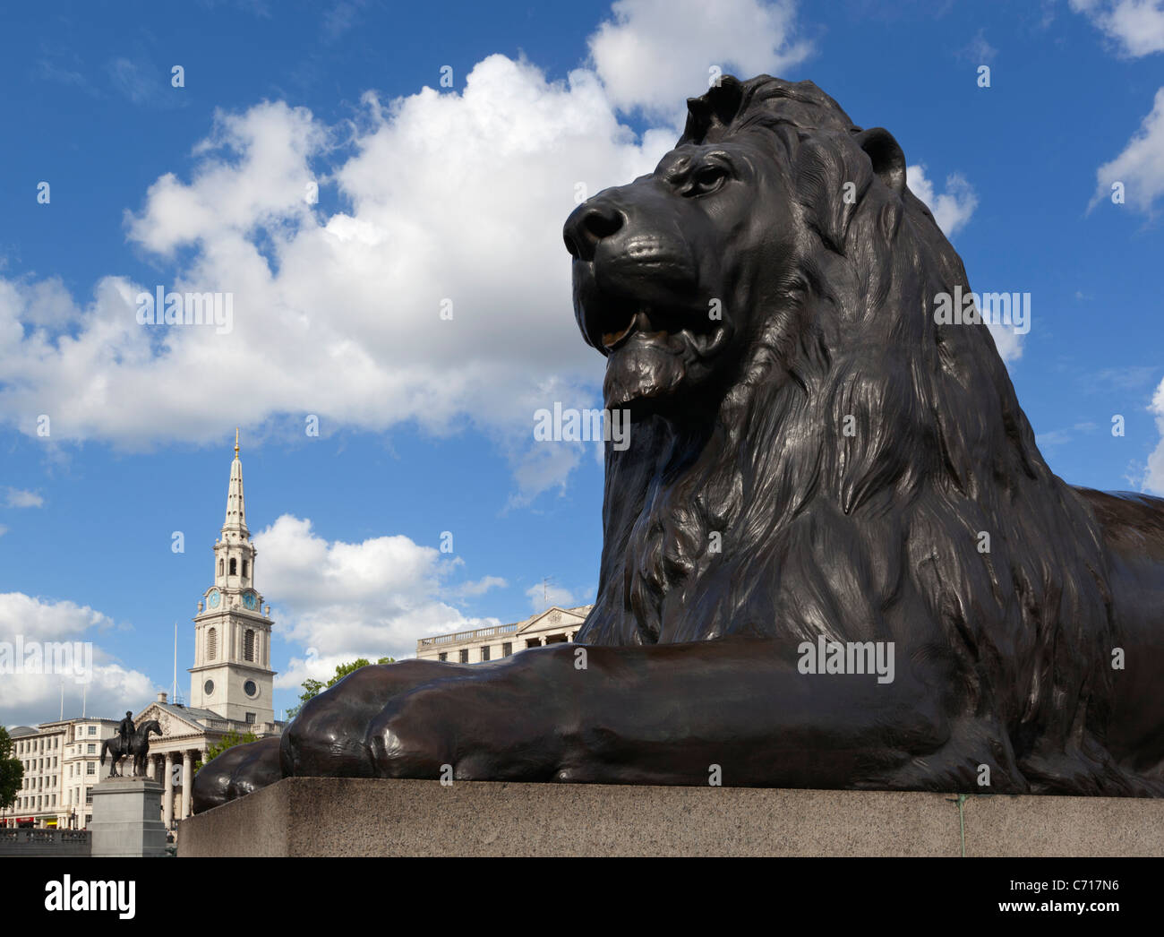 Statue de Lion et St Martin dans l'église de champs à Trafalgar Square Banque D'Images