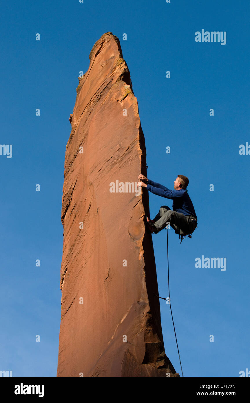 Escalade homme svelte clocher de grès, de Gateway, Colorado. Banque D'Images
