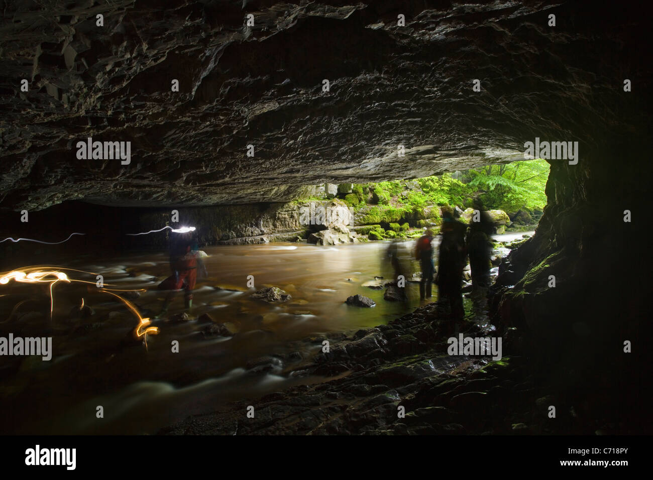 Cavers à l'entrée de la grotte de Porth yr Ogof. Près de Ystradfellte. Le Parc National des Brecon Beacons. Powys. Le Pays de Galles. UK. Banque D'Images
