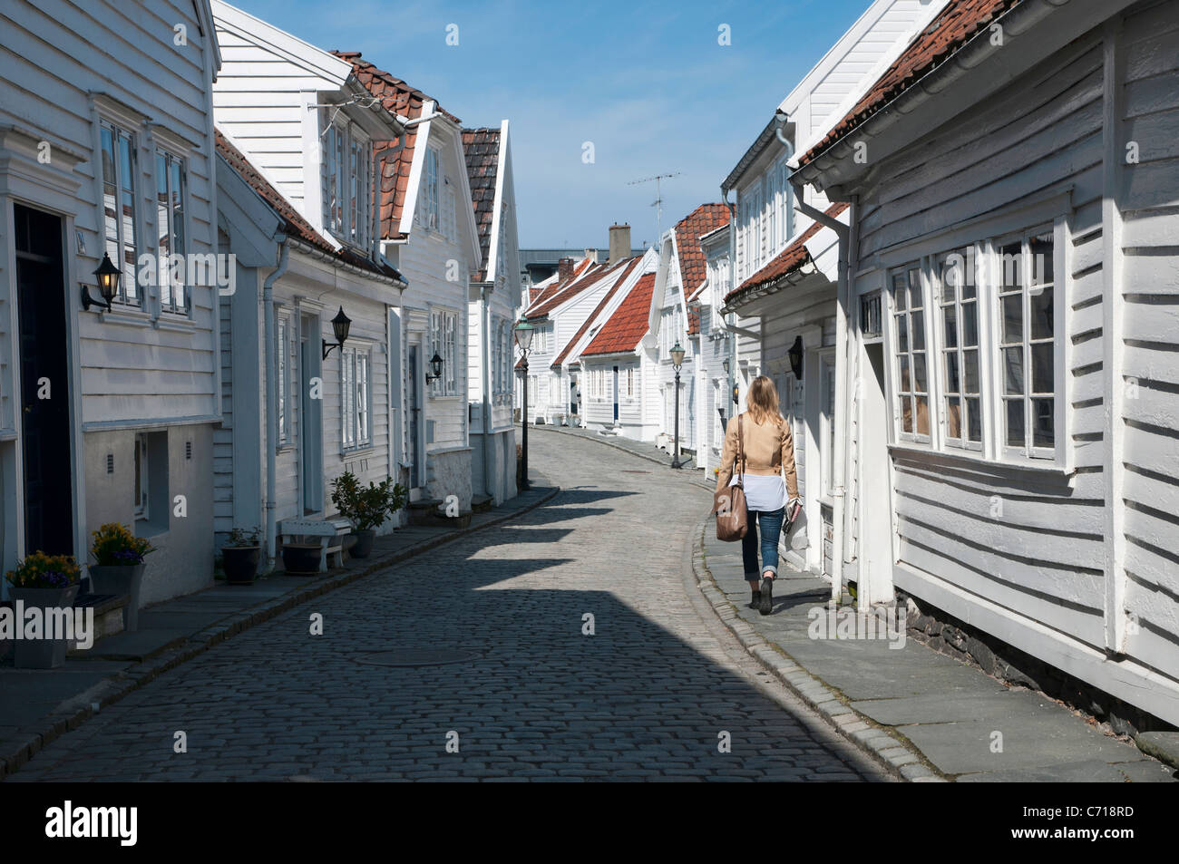 Une fille qui marche à travers les ruelles du vieux salon de Stavanger, Norvège Banque D'Images