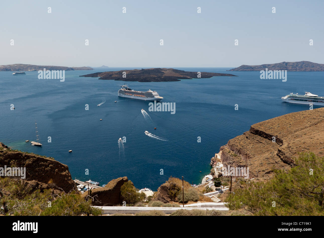 Caldeira avec bateau de croisière, Fira, Santorini, Grèce Banque D'Images