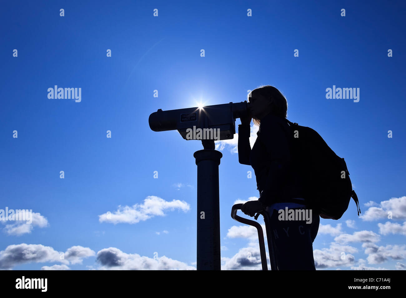 Woman looking through telescope, silhouette. Banque D'Images