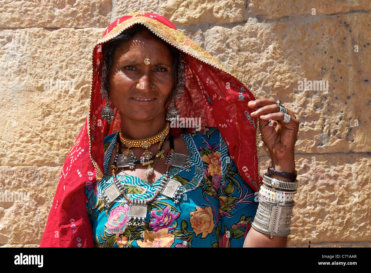 Young woman wearing tribal bijoux tribaux de l'ouest de l'Inde Rajasthan Jaisalmer Banque D'Images