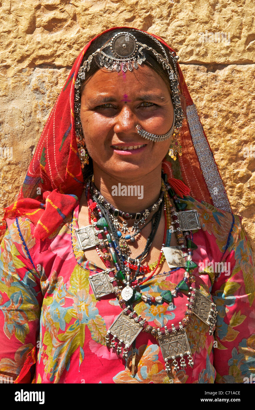 Young woman wearing tribal bijoux tribaux de l'ouest de l'Inde Rajasthan Jaisalmer Banque D'Images