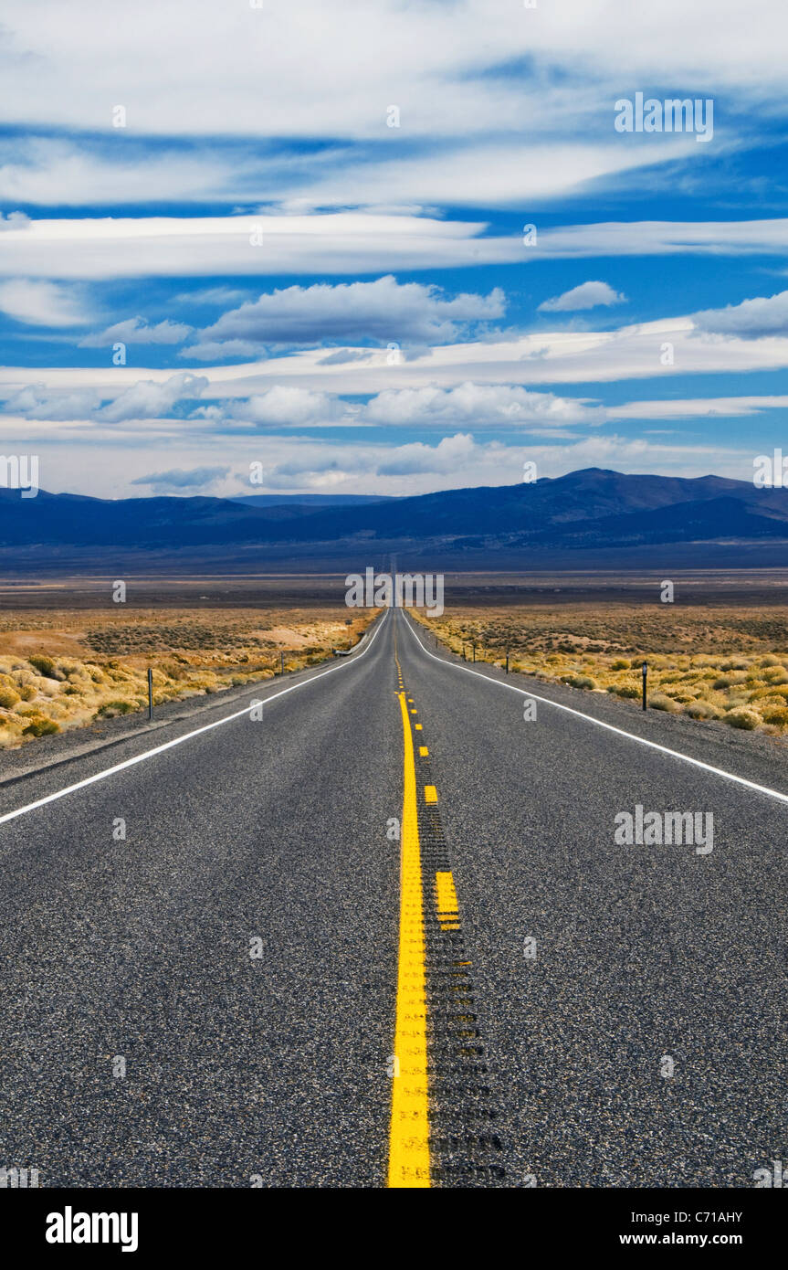 L'autoroute 50, la route plus solitaire en Amérique, disparaît au loin dans le désert du Nevada. Banque D'Images