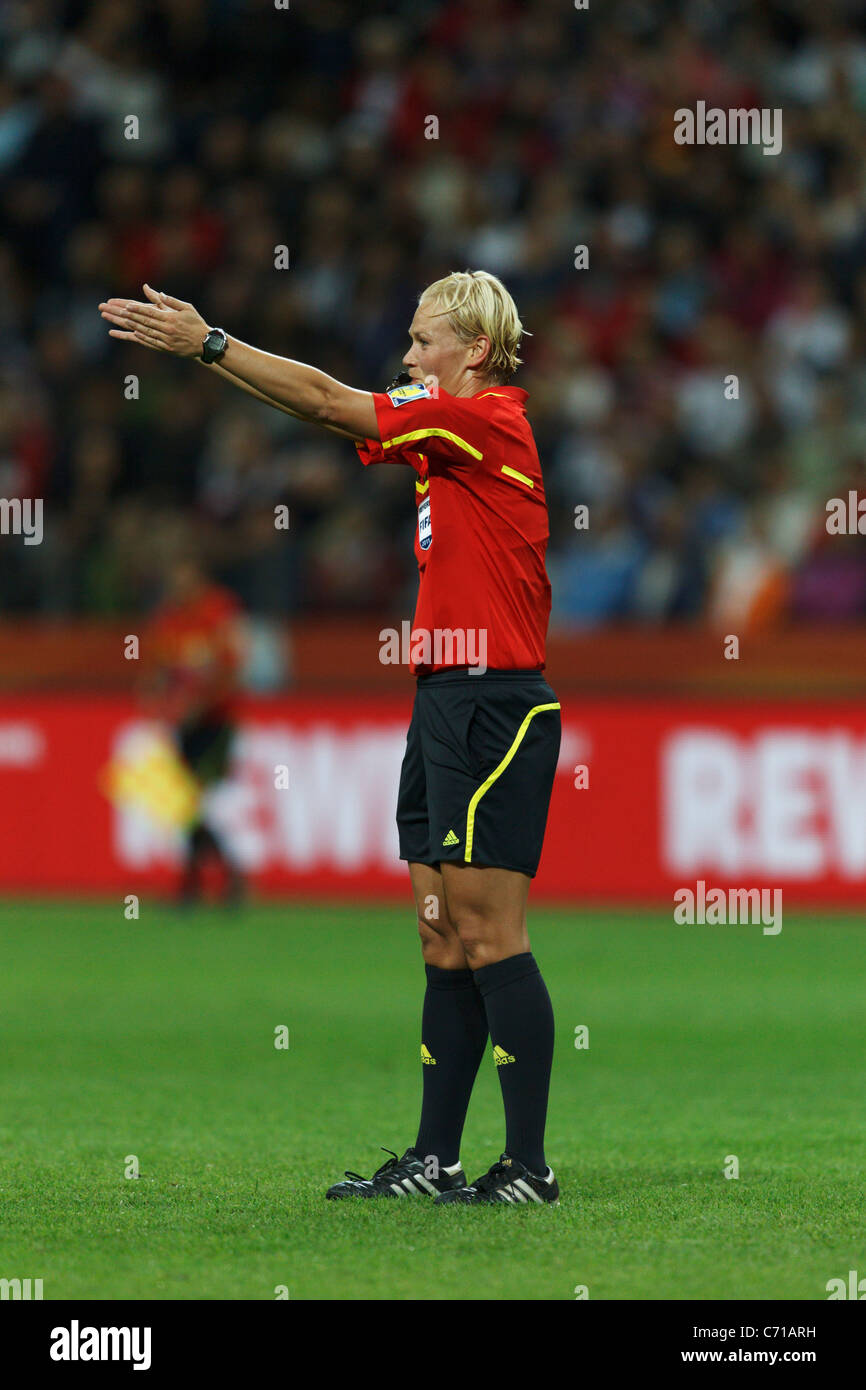 Bibiana Steinhaus arbitre ses coups de sifflet et les gestes pour les employés à temps plein au cours de la 2011 FIFA Women's World Cup final. Banque D'Images