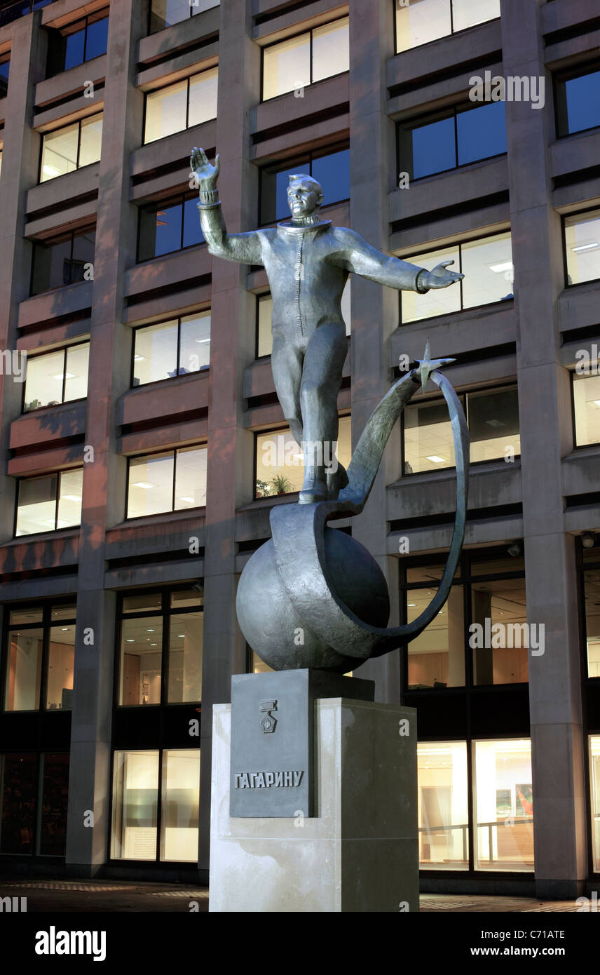 Statue de Youri Gagarine à l'extérieur des bureaux du British Council, The Mall, Londres. (Photo de nuit avec flash.) Banque D'Images