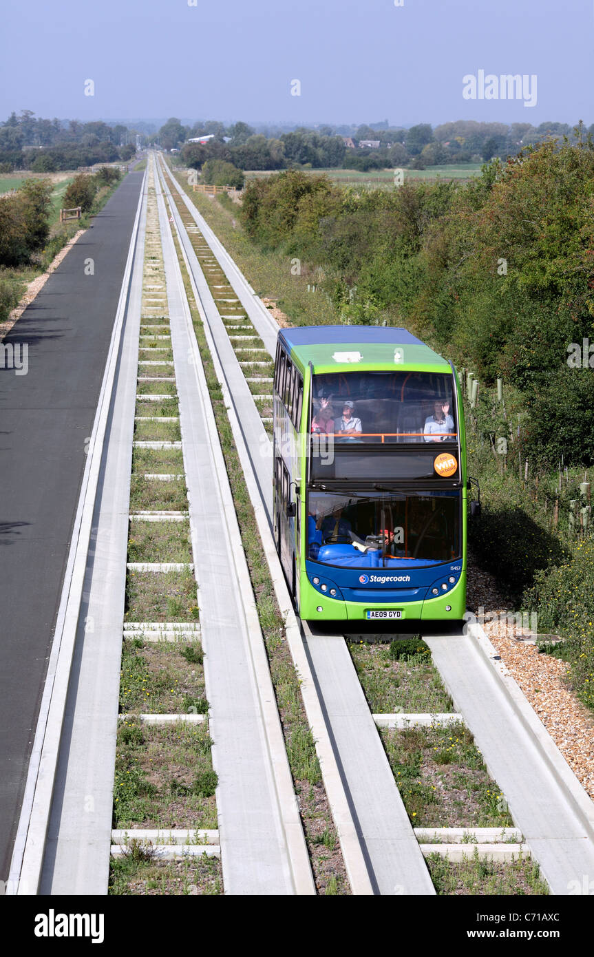 Une visite guidée en bus sur le Busway entre Cambridge et de Saint Ives, Cambridgeshire. Banque D'Images