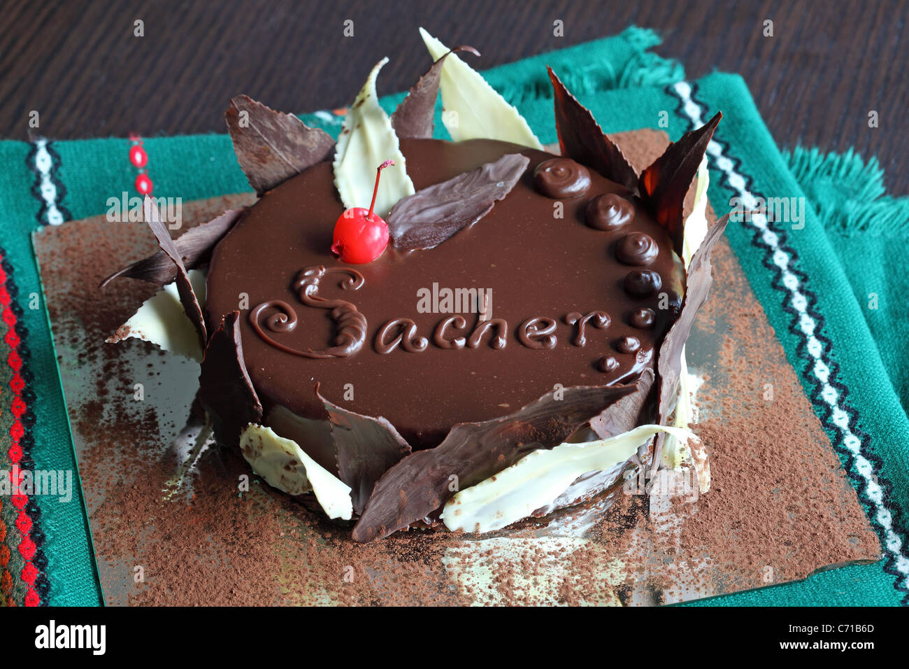 Gâteau Sacher Torte sachertorte autrichien abricot bar anniversaire célébration brun calories crème chocolat fin closeup desse sombre Banque D'Images