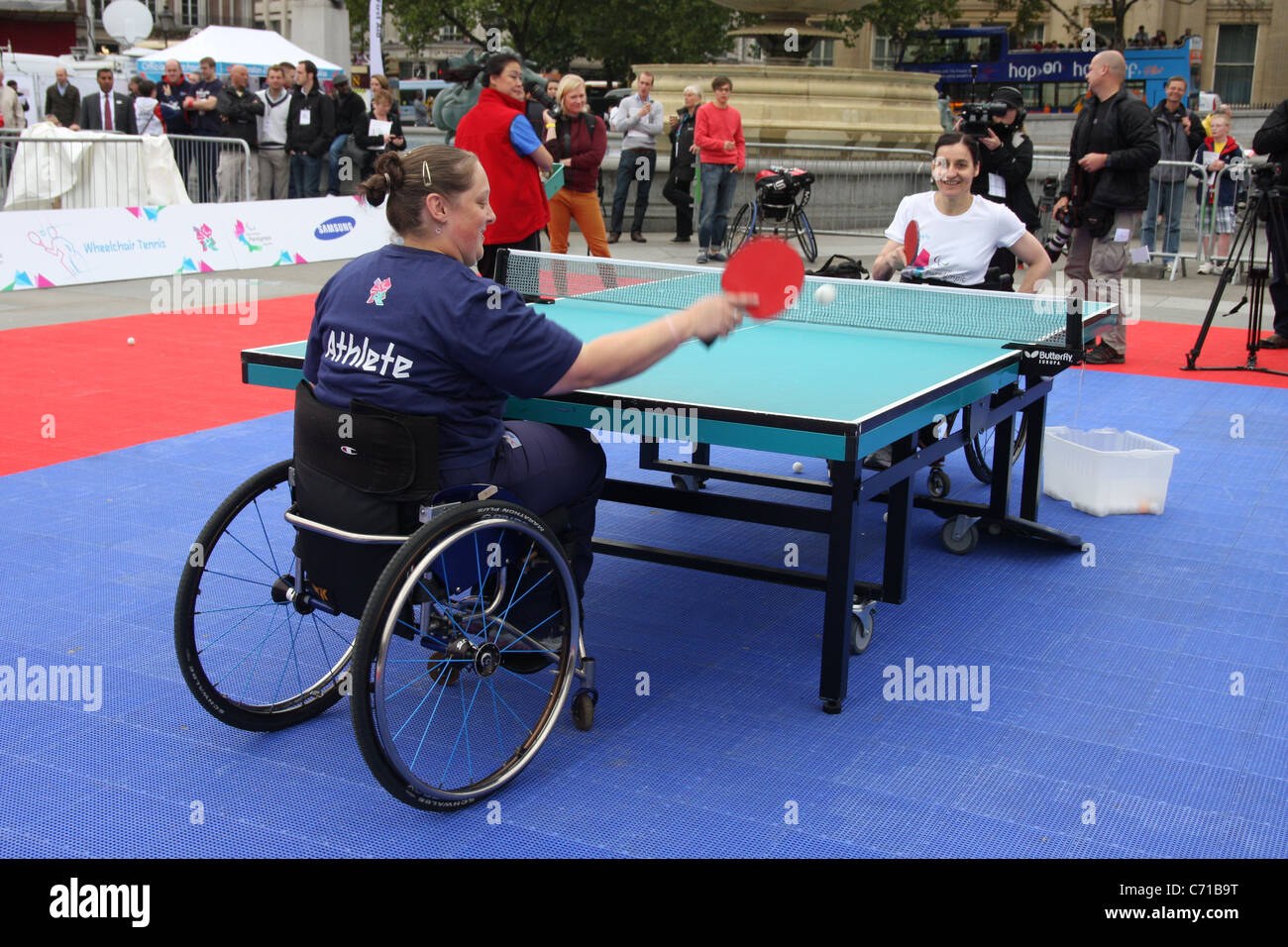 Tennis de table à la journée paralympique internationale à Trafalgar Square pour promouvoir les Jeux Paralympiques de Londres 2012. Banque D'Images