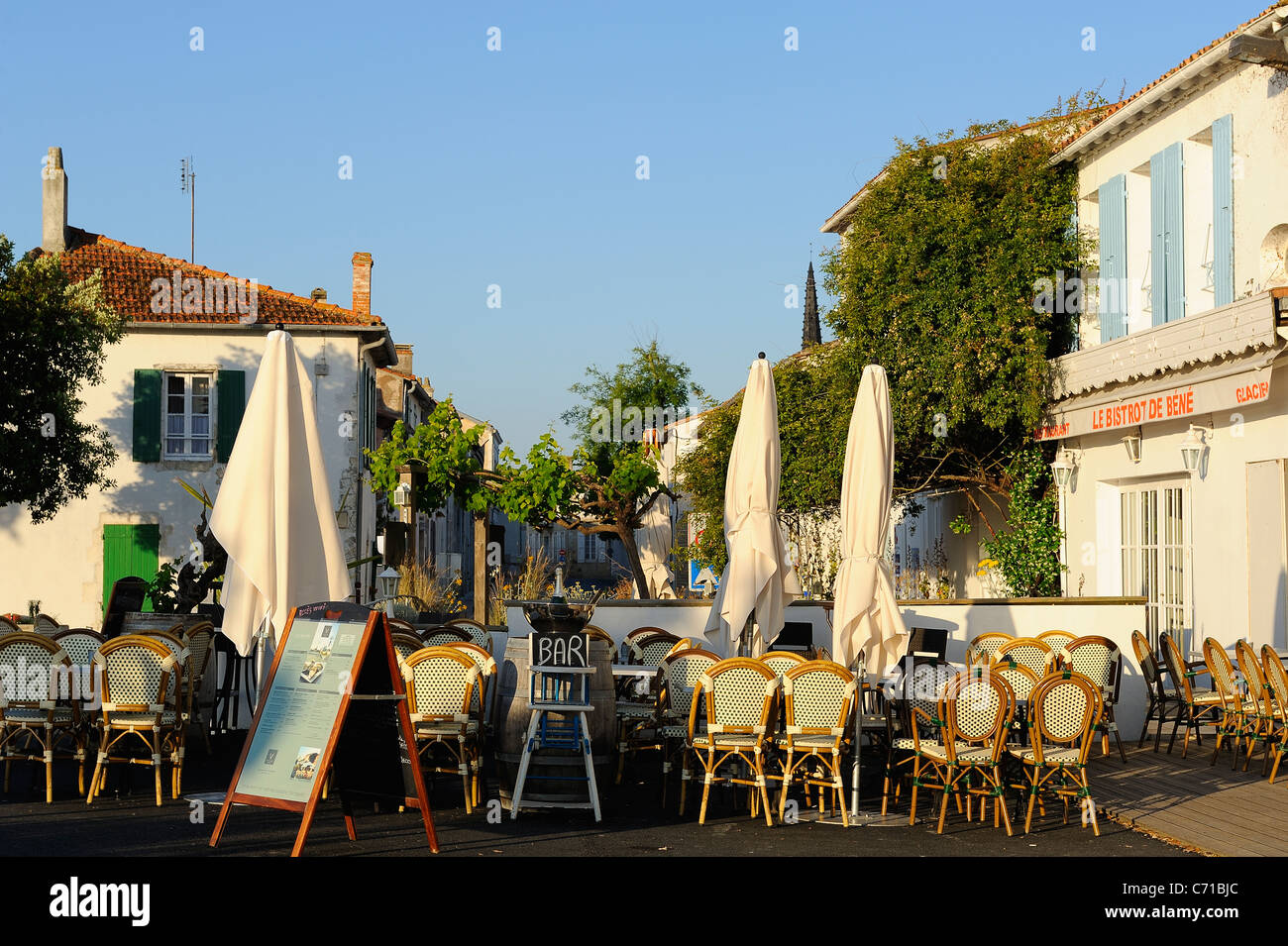 Les tables pour les clients dans une face d'un restaurant à Ars en Ré, Charente Maritime, à l'ouest de la France Banque D'Images