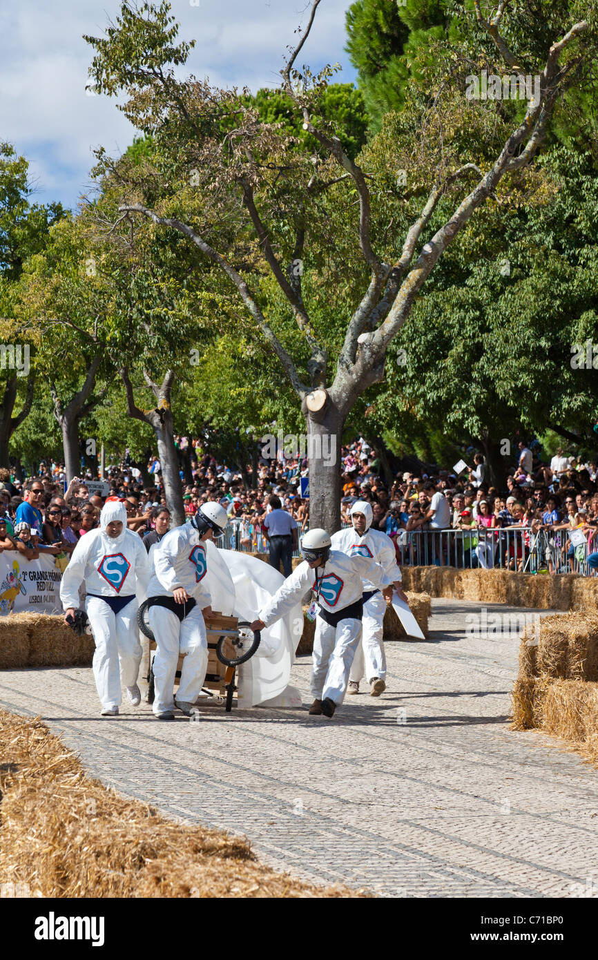 Red Bull race Soapboax Lisbonne 2011 / 2º Grande Prémio Red Bull - une corrida Mais Louca do Mundo. Voiture cassée. Banque D'Images